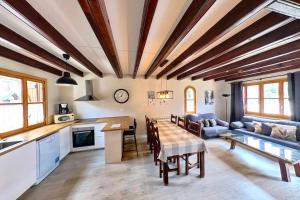Il comprend une cuisine et un salon avec une table et un canapé. dans l'établissement Casa Algarri - tucasaenlospirineos, à Escarrilla