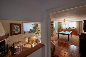 ein Wohnzimmer mit einem Billardtisch in der Unterkunft Torre Lolita - House in Lleida for 8 with pool and tennis court in Lleida