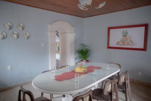 una sala da pranzo con tavolo e sedie bianchi di Casa Atipica a San Cristóbal de Las Casas Altre 14 foto