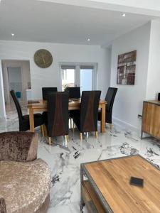 Posezení v ubytování Clare Street - 3 bedroom house with private parking
