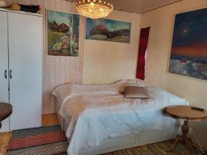 Postel nebo postele na pokoji v ubytování Kotajärven Studio-Galleria