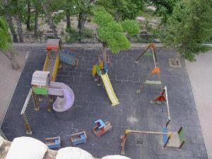 un parque infantil con diferentes tipos de equipos de juego en Apartamento Casablanca en Mora de Rubielos