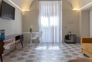 Μια τηλεόραση ή/και κέντρο ψυχαγωγίας στο Biuti Suite Apartment
