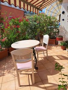 2 sedie e un tavolo e un tavolo con sedie di Brighting Penthouse and balcony a Bari