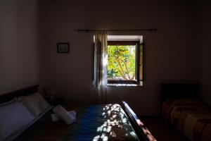 パラッツォーロ・アクレイデにあるAgriturismo Giannaviのベッドルーム(ベッド1台、窓付)