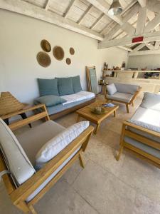 een woonkamer met banken en tafels in een kamer bij Mas des Bambous in Saint-Rémy-de-Provence