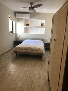 a bedroom with a bed in a room at Seafront, 2 bed apartment in quiet central area in Pembroke