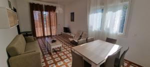 sala de estar con mesa y comedor en Villa Ecnomo, en Licata