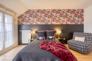 um quarto com uma cama e uma parede floral em Life in Pink - Près Paris/CDG/Bourget/Parc expo em Drancy