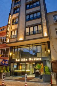 un edificio con una señal de suicidio mitz delante de él en La Mia Suites, en Estambul