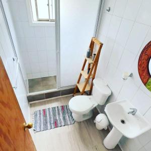 uma casa de banho com um WC e um lavatório em AmbienteMar Cabañas em Papudo