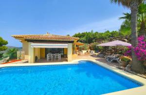 uma piscina em frente a uma villa em Exclusive Villa at La Sella Resort em Pedreguer