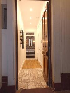 a hallway leading to a room with a bedroom at Appartement proche Gare Part-Dieu in Lyon