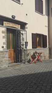 un edificio con due tavoli davanti a una porta di B&B Picchio a Madonna di Fornelli