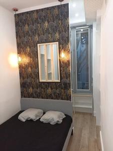 - une chambre avec un lit et un miroir mural dans l'établissement Appartement proche Gare Part-Dieu, à Lyon