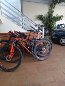 Dos bicicletas están estacionadas junto a un banco. en Albergue Agarimo, en Caldas de Reis