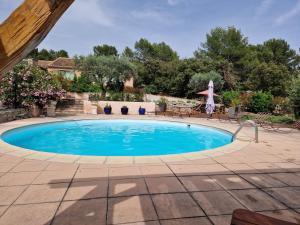 Bazén v ubytování Le Petit Coin de Paradis nebo v jeho okolí