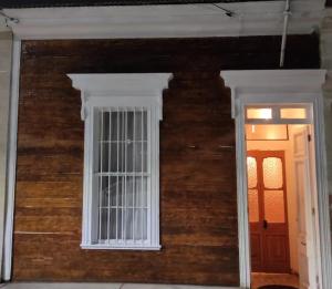 CENTRAL LOFT في إكيكي: منزل من الطوب مع نافذة وباب