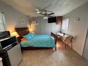 1 dormitorio con cama, mesa y TV en Seagull Seaclusion en Sargent