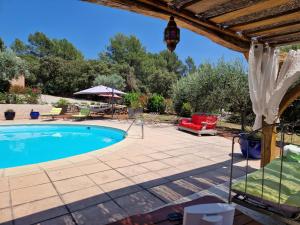 Bazén v ubytování Le Petit Coin de Paradis nebo v jeho okolí