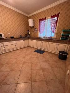 cocina con armarios blancos y suelo de baldosa en Appartement luxueux à Rabat en Rabat