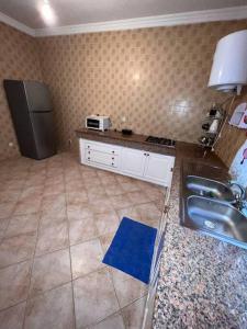 cocina con fregadero y nevera en Appartement luxueux à Rabat, en Rabat