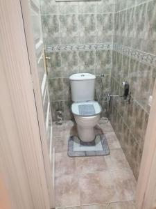 uma casa de banho com WC num quarto em azulejo em Appartement luxueux à Rabat em Rabat