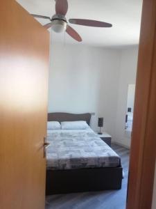 una camera con letto e ventilatore a soffitto di Nido sul Garda a Castelnuovo del Garda