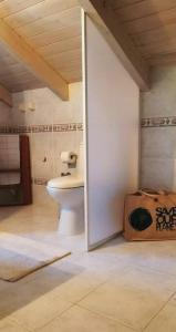 uma casa de banho com um WC e um saco em You & Me, near the sea and Patras University em Patra