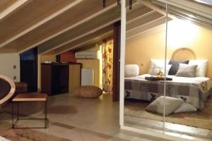 um quarto com uma cama com uma parede de vidro em You & Me, near the sea and Patras University em Patra
