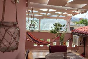 um quarto com uma mesa e uma janela com uma rede de descanso em You & Me, near the sea and Patras University em Patra