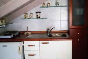 uma cozinha com um lavatório e uma bancada em You & Me, near the sea and Patras University em Patra