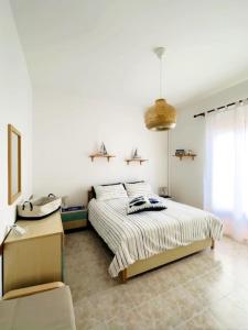 Un pat sau paturi într-o cameră la Casa Vacanza fronte mare con giardino privato - Canneto - Lipari
