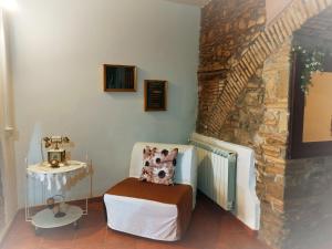 sala de estar con silla y chimenea en Estia Bed and Relax, en Benevento