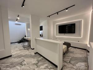 um quarto com uma cama e uma televisão na parede em BAs2 Suite luxury plaza mayor em Madrid