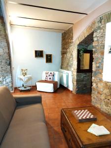 uma sala de estar com um sofá e uma mesa em Estia Bed and Relax em Benevento