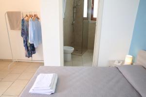 een badkamer met een bed, een douche en een toilet bij Corte Rondine B&B in Presicce