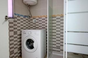 een wasmachine en droger in een kleine badkamer bij Appartement à Empuriabrava in Empuriabrava
