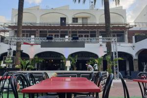 een rode tafel en stoelen voor een gebouw bij Appartement à Empuriabrava in Empuriabrava