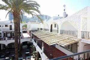 een balkon met een palmboom en een gebouw bij Appartement à Empuriabrava in Empuriabrava +1 foto