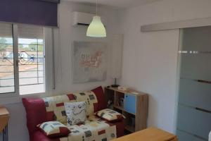 een woonkamer met een bank en een tafel bij Appartement à Empuriabrava in Empuriabrava