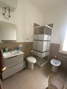 een badkamer met toilet, douche en wastafel bij Casa vacanze VIA ROMA 57 in Marsala