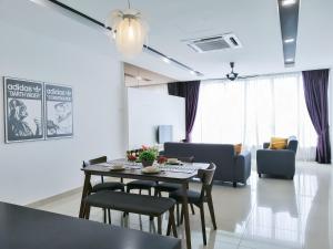 吉隆坡的住宿－Setapak Central Signature Suites by Manhattan Group，用餐室以及带桌椅的起居室。