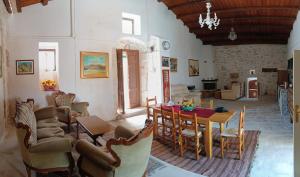 a large living room with a table and chairs at Agriturismo Giannavi in Palazzolo Acreide