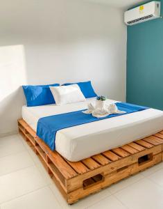 a bed on a wooden platform in a room at Hostal Baruch in Buritaca