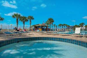 Piscina de la sau aproape de Beachfront - Beach Chairs Included! - FLPCB53