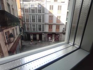 einen Blick aus dem Fenster einer Straße mit Gebäuden in der Unterkunft 1B. Estudio muy luminoso en el corazón del tapeo. in Ourense