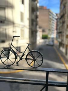 una bicicleta está sentada en la parte superior de un riel en Stylish and spacious city center apartment en Rosario