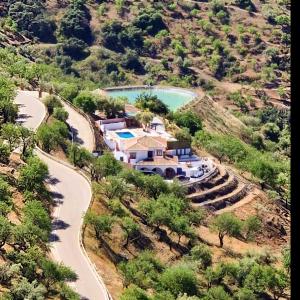 una vista aérea de una villa con piscina en B&B Casa Mijo, en Daimalos