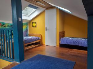 Postel nebo postele na pokoji v ubytování Petite Auberge Landaise, Budget Hostel